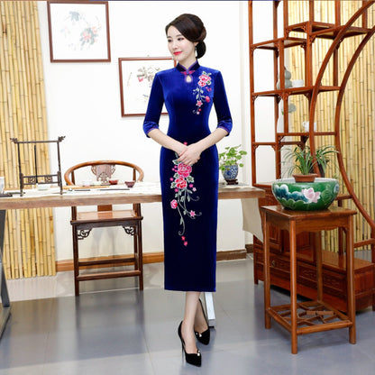 Embroidered retro long cheongsam dress with three-quarter sleeves velvet cheongsam