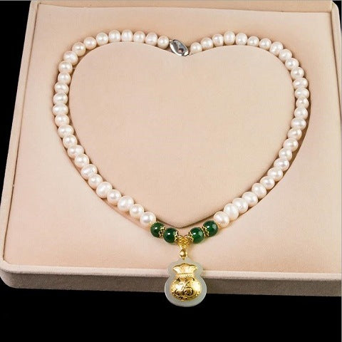 Pendant pearl necklace